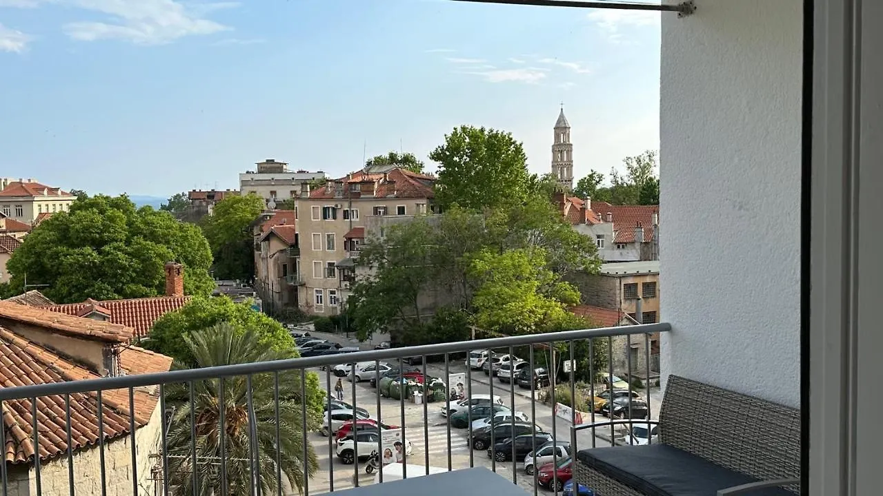 Iris Oasis Apartment Split 0*,